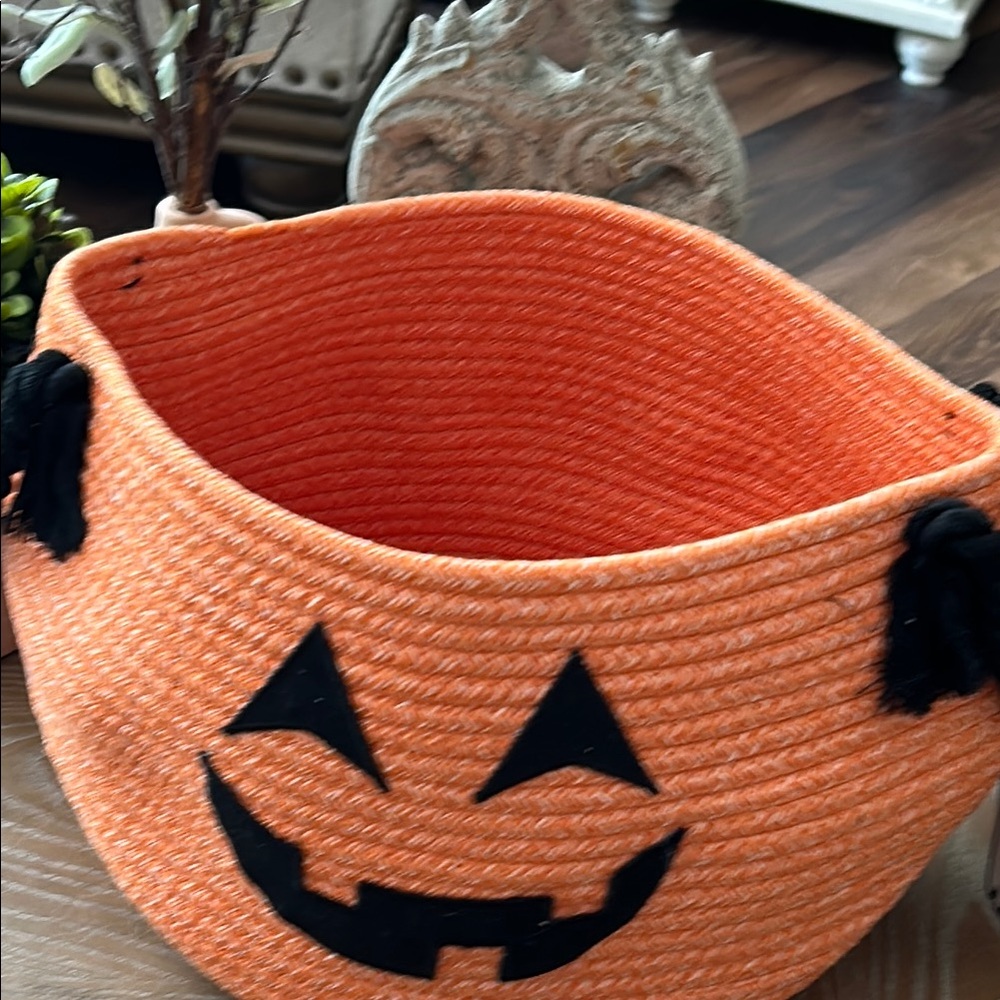 NEW! Classic Halloween Woven Pumpkin Jack-O-Lantern Basket with handles - Picture 5 of 9